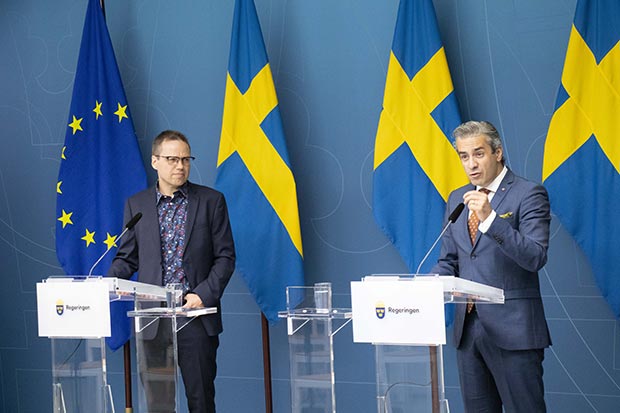 Bolagsverkets rättschef Erik Janzon med  energi- och digitaliseringsminister Khashayar Farmanbar. Foto: Maria Nilsson, Regeringskansliet.