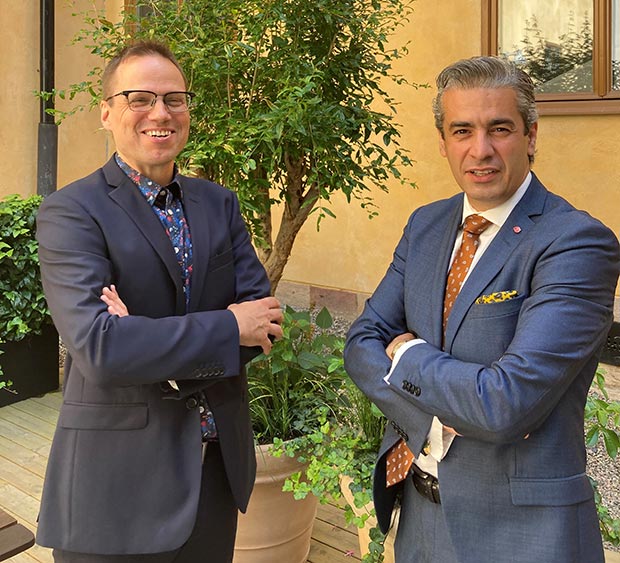 Bolagsverkets rättschef Erik Janzon med  energi- och digitaliseringsminister Khashayar Farmanbar. Foto: Maria Nilsson, Regeringskansliet.
