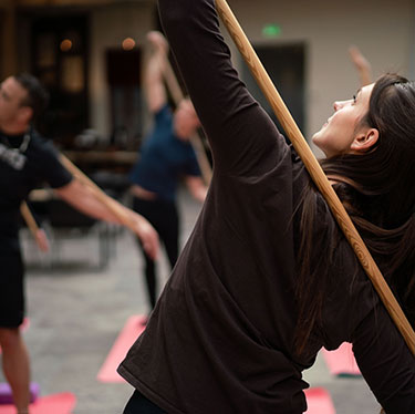 Personer gör pinngympa