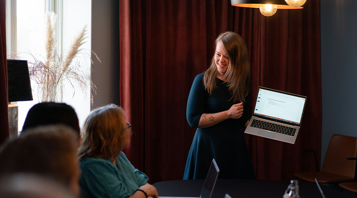 Person håller presentation inför kollegor