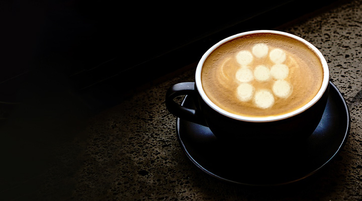 Kaffekopp med Bolagsverkets logga i latte-art