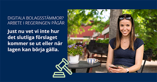 Kvinna utomhus vid kafébord med mobil i handen.