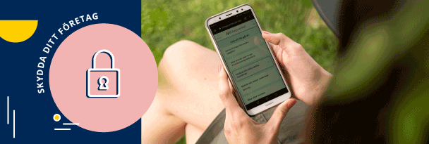 Person håller i en smartphone med text på skärmen. Till vänster syns en ikon av ett hänglås och texten "Skydda ditt företag".