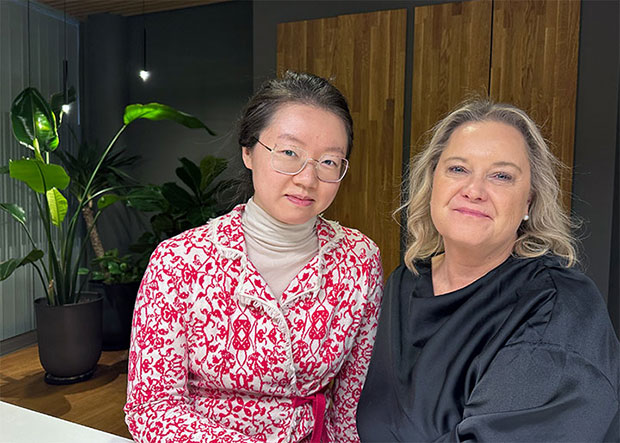 Huixi Li och Madeleine Haglund, två kvinnor, tittar in i kameran och ler.