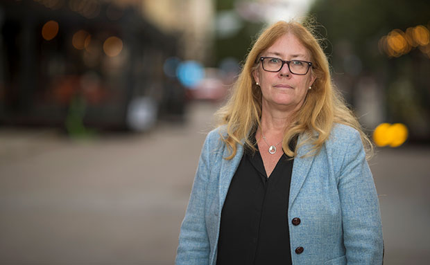 Therese Frennberg från Bolagsverket står utomhus på Storgatan i Sundsvall. Iförd blå kavaj och svart skjorta.