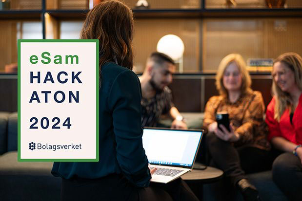 eSam Hackathon 2024. Bolagsverket. Tre kvinnor och en man samlas runt en dator.