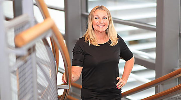 Erika Sjödin från Bolagsverket står i en trappa. Har svarta kläder.