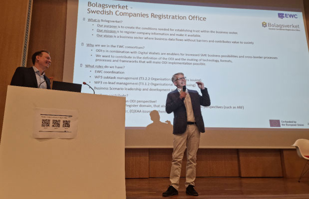 David Magård och Stefan Ellström står framför en presentation som visas på en stor skärm.