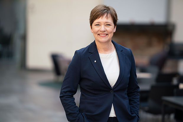 Generaldirektör Inga Otmalm, klädd i en beige rock och en och en blå tröja. Inga kollar in i kameran.