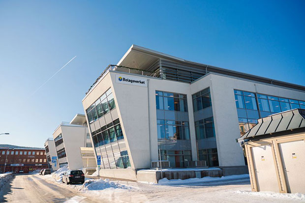 Bolagsverkets kontor i Sundsvall en solig vinterdag, med snö på marken och byggnaden i förgrunden