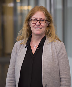 Therese Frennberg klädd i svart blus och beige kavaj.