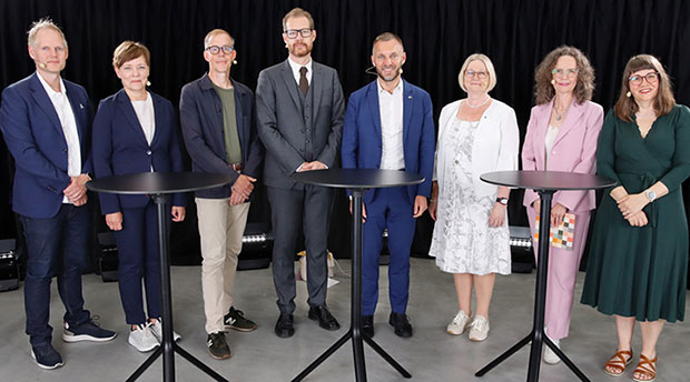 Deltagare
vid inspelningen av invigningen. Från vänster: Marcus Matteby (Sundsvalls
kommun, Inga Otmalm (Bolagsverket), Per Törnvall (Sollentuna kommun), Max
Herulf (E-hälsomyndigheten), civilminister Erik Slottner (Regeringskansliet,
Finansdepartementet), Helena Morgonsköld (Länsstyrelsen Blekinge), Anna
Eriksson och Viktoria Hagelstedt (Digg)