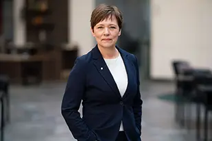 Generaldirektör Inga Otmalm står i en kontorsmiljö och blickar mot kameran.