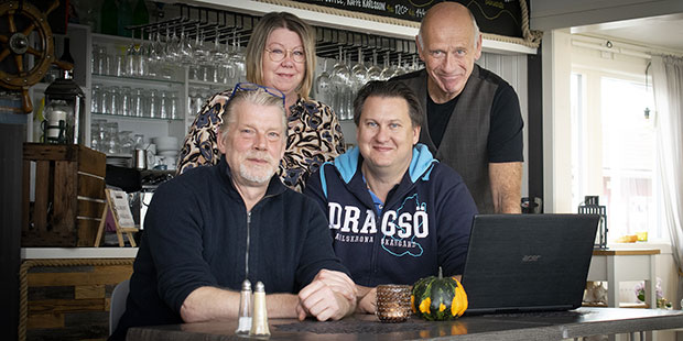Först i Sverige att dela ut en digital fullmakt via Mina ombud var Dragsö camping. Från vänster: Lars Nielsen, restaurangchef på campingens restaurang, Tina-Mari Eriksson, näringslivsutvecklare på Karlskrona kommun, David Berg, platschef på campingen och Lennart Nilsson, alkoholhandläggare på Karlskrona kommun.