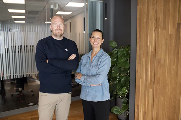 Peter Sellgren och Anna Mellberg Birberg står i en korridor på Bolagsverket och tittar in i kameran.