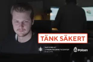 Flera personer sitter i möte med papper och datorer framför sig på bordet.