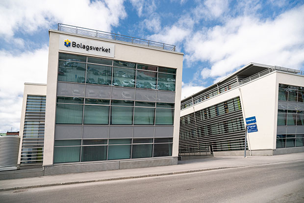 Bolagsverkets kontor i Sundsvall. En modern glasfasad med Bolagsverkets logotyp synlig ovanför entrén.